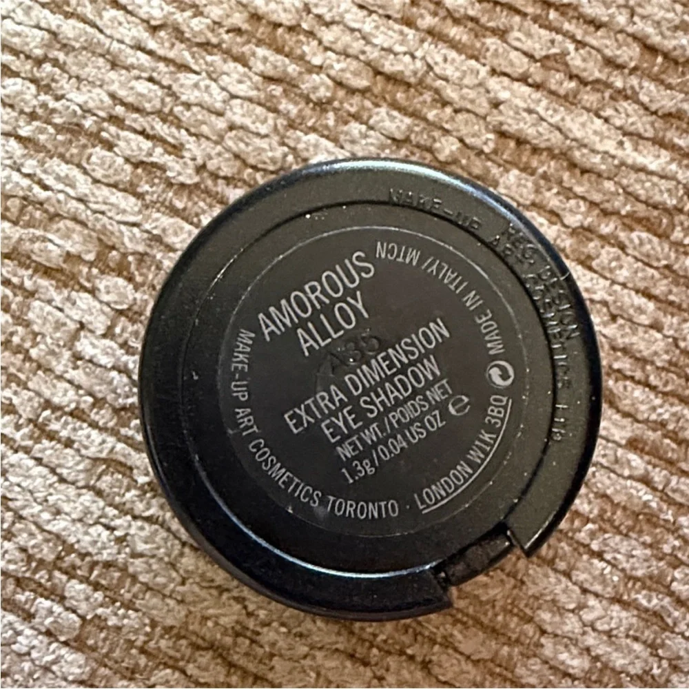 MAC Cosmetics preowned item